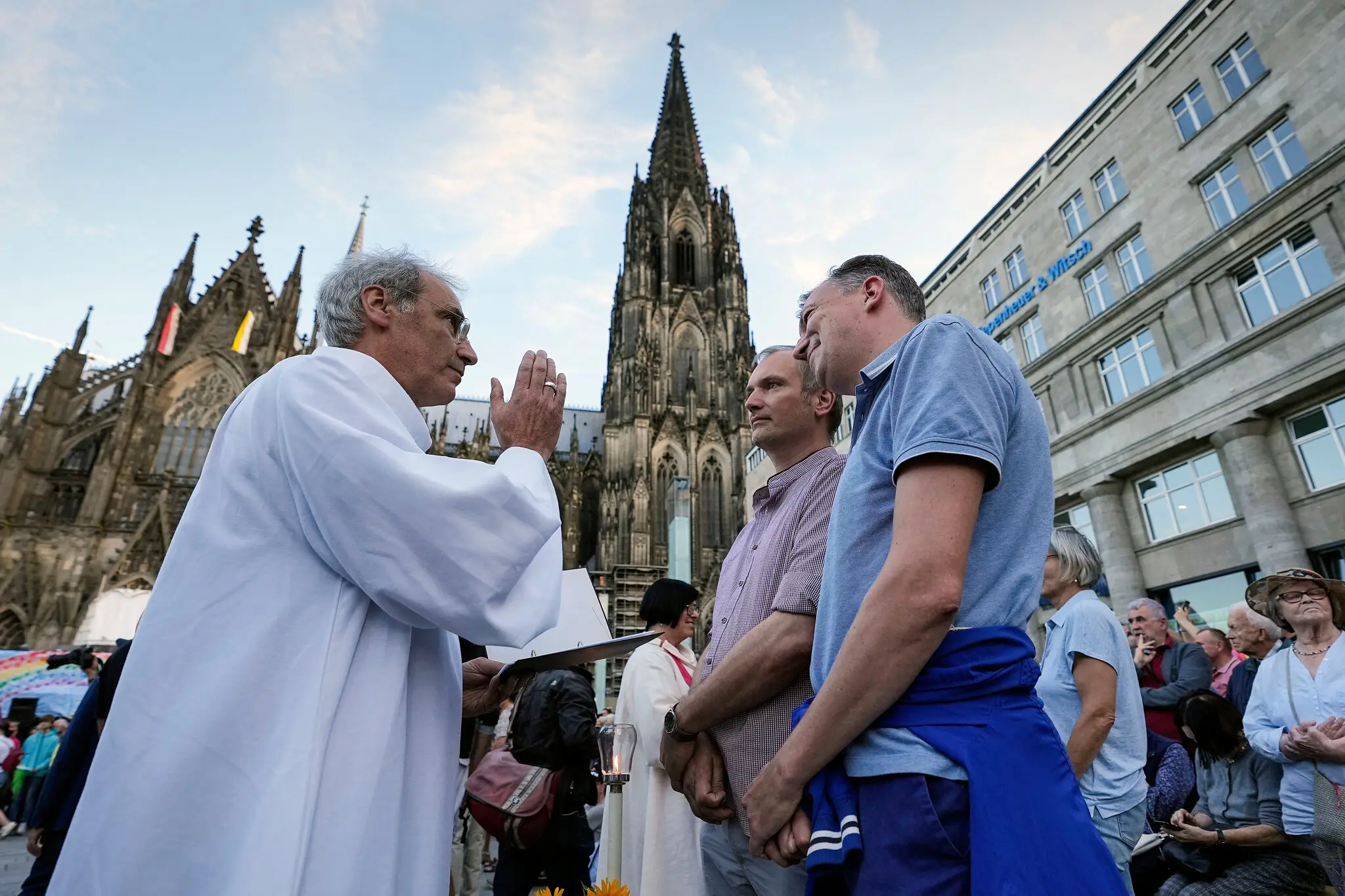Одностатеві пари беруть участь у публічній церемонії освячення перед Кельнським собором у вересні. У Німеччині, де церква ліберальна, священики благословляли гей-союзи всупереч наказам Ватикану.